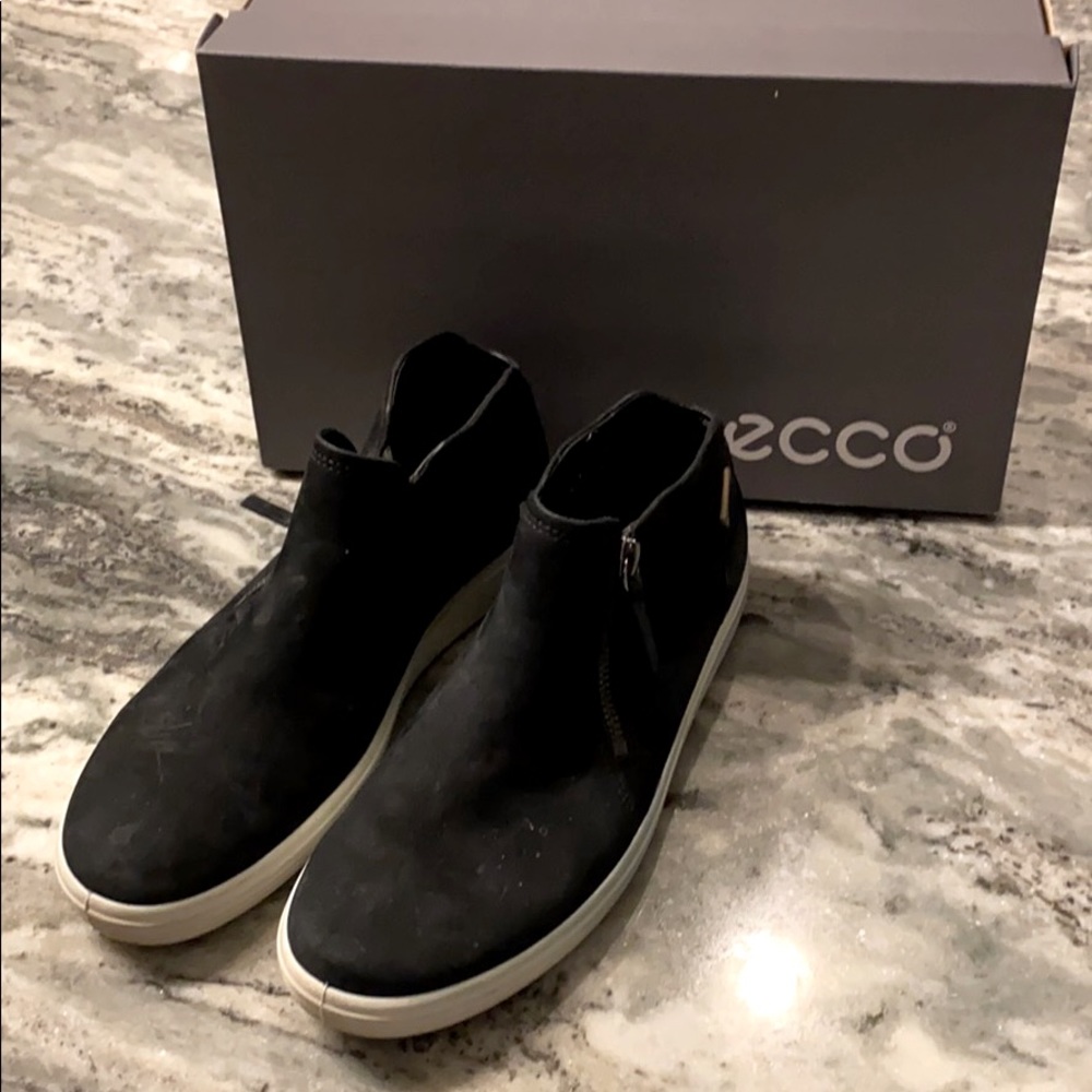Ecco black soft low cut zipper sneaker